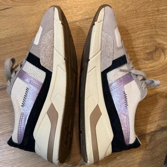 Gola Women’s Sneakers in Beige and Navy - Picture 5 of 10